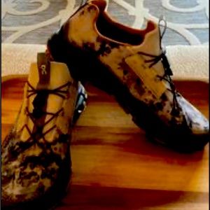 On cloud men’s sneakers size 13